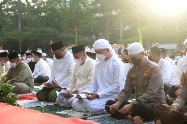 Gubernur Edy Rahmayadi dan Wagub Musa Rajekshah Salat Idulfitri di Lapangan Merdeka Medan